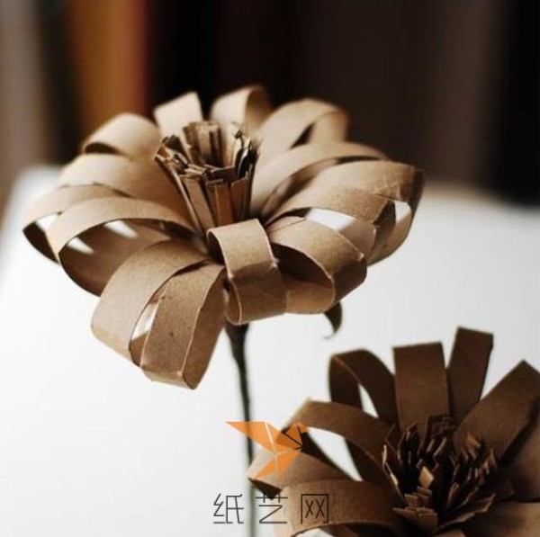 Beautiful flowers made from toilet paper tubes turned into treasures