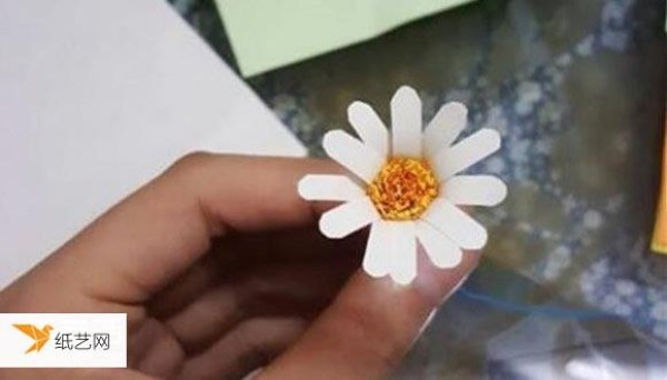 Illustrated tutorial on how to make tiny paper daisies by hand