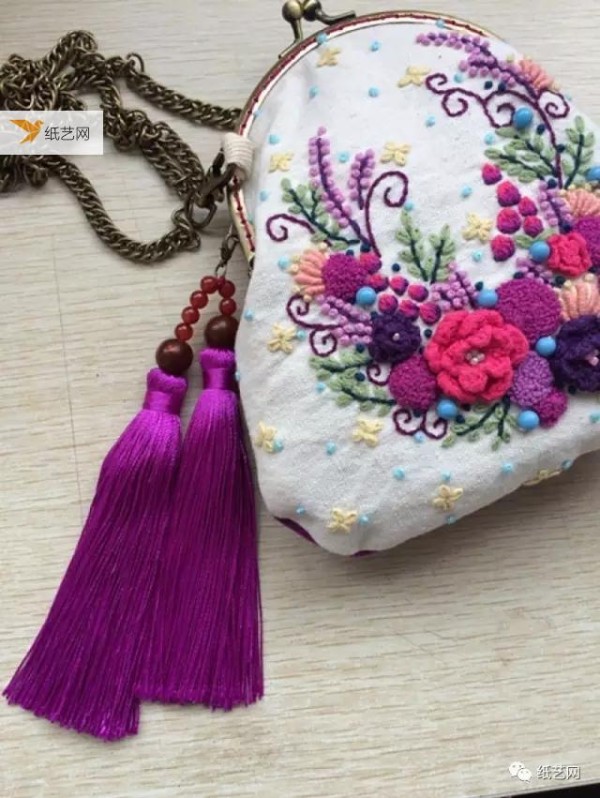 Charming gold bags in non-woven fabrics, embroidery and weaving