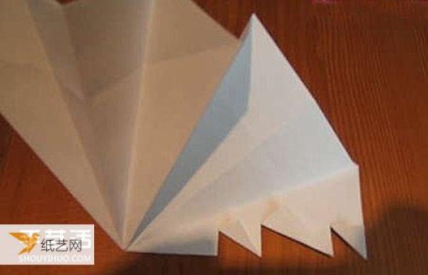 Illustrated tutorial on how children fold a three-dimensional Christmas tree step by step