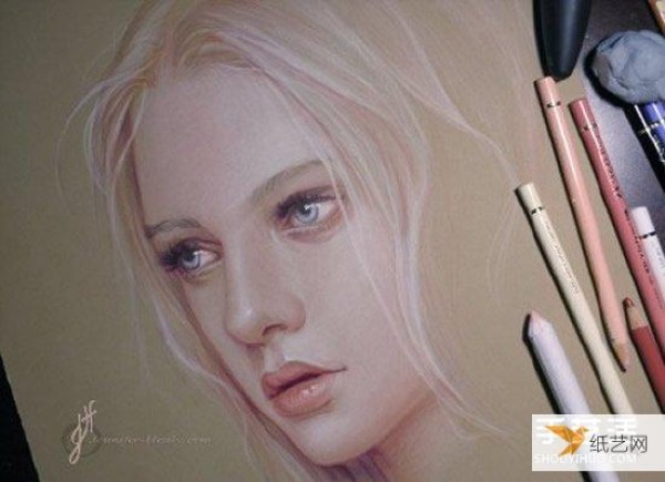 Pictures of colored pencil paintings of girl portraits that look very delicate and lifelike