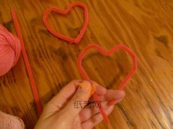 Use old clothes hangers to create beautiful knitted heart-shaped decorations