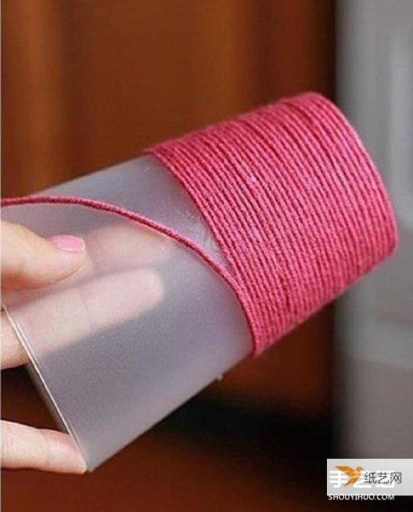 Tutorial on how to transform plastic cups with yarn wrapped around them