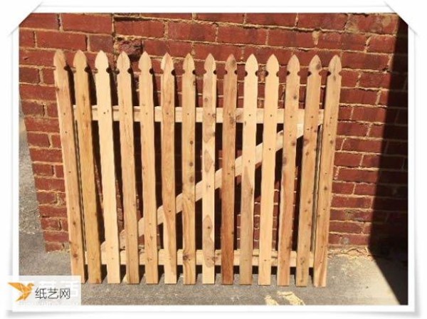 Share the illustrated tutorial on how to make your own personalized yard gate