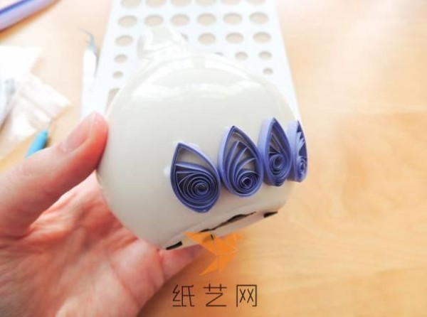 Use paper quilling to decorate vases at home to give them a new look