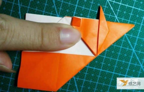 Detailed explanation of the manual method of folding a paper kingfisher tutorial.