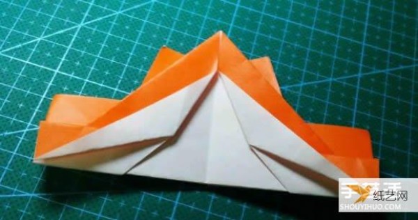 Detailed explanation of the manual method of folding a paper kingfisher tutorial.