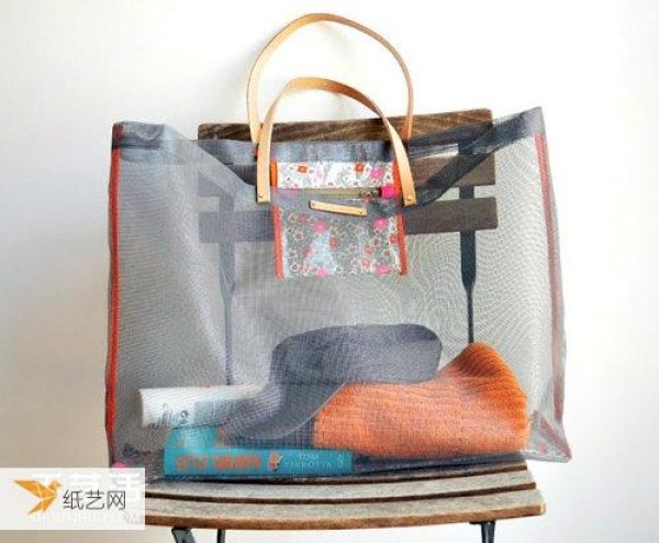 Detailed illustrated tutorial on how to make a beach bag using window screen netting