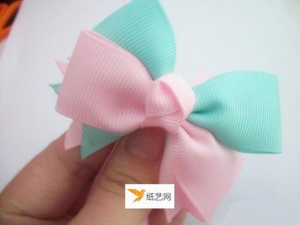 Illustration of making your own personalized childrens bow hair accessories