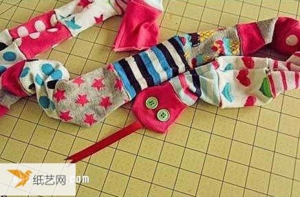 Use old socks to make cute little snake toy dolls for your children.