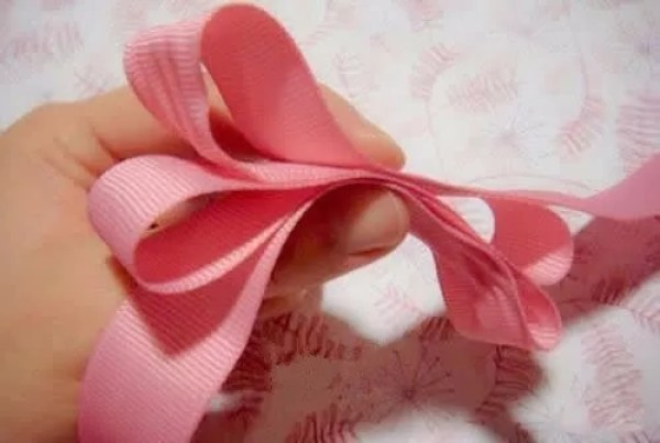 Make a cute bow wrist ornament for your baby