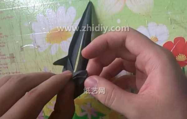 Origami Dinosaur teaches you how to make an origami pterosaur