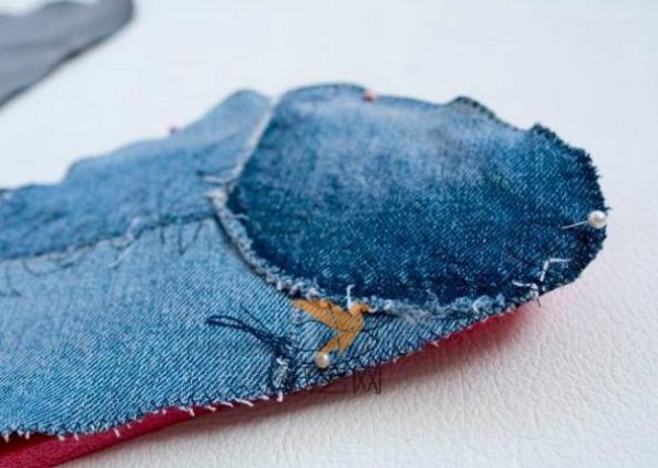 DIY tutorial on transforming old clothes into old jeans and using waste materials to make flip-flops