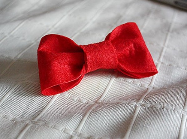 Illustrated step-by-step tutorial on hand-making non-woven bow ties