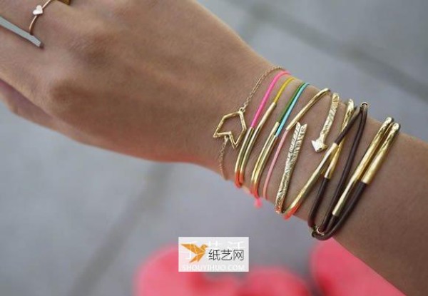 Simple and beautiful golden tube bead bracelet braiding method