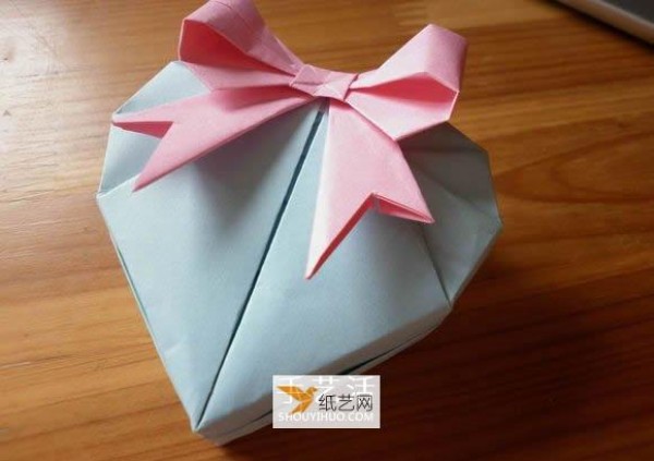 Use origami to make a love box with a lid for Valentine’s Day