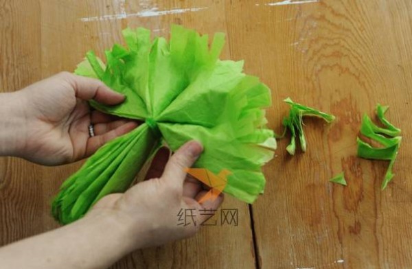 Use tissue paper to make exquisite decorative paper flowers [Tutorial]