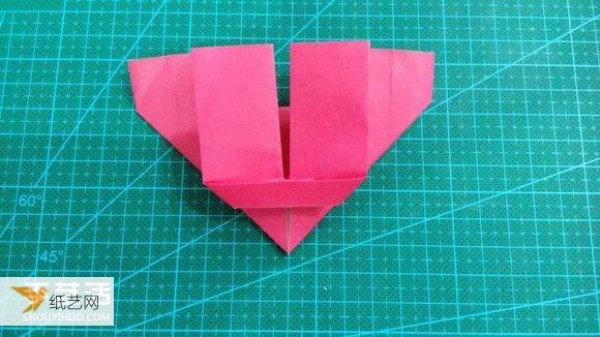 Hand-folded Valentines Day LOVE heart-shaped origami illustration tutorial