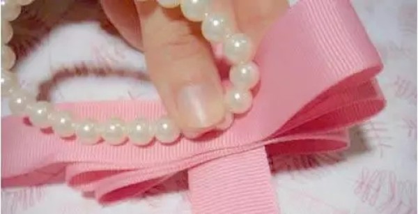 Make a cute bow wrist ornament for your baby