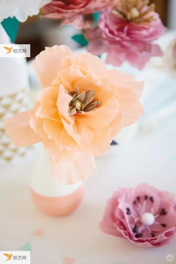 Tutorials on 2 super beautiful crepe paper peonies!