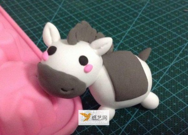 Illustration of making a cartoon pony using some super light clay