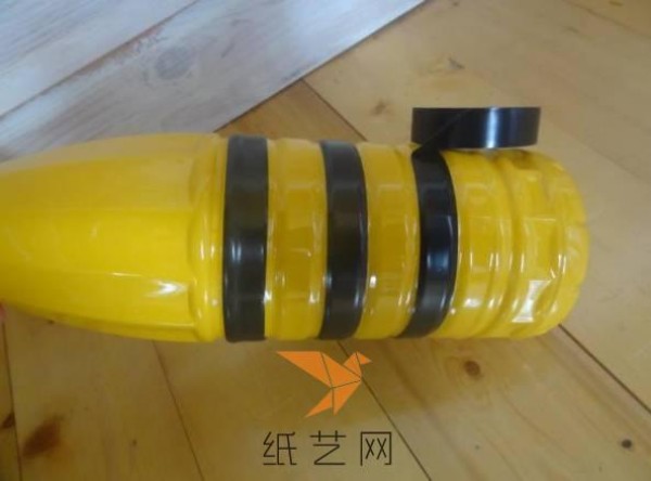 Tutorial on how to make a little bee from a handmade beverage bottle for Children’s Day