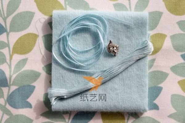 Use old items to turn old sweaters into exquisite gift bags