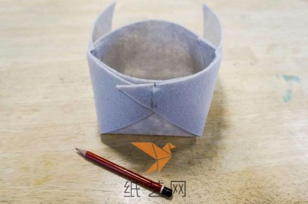 An artistic tutorial on making desktop storage baskets from non-woven fabrics