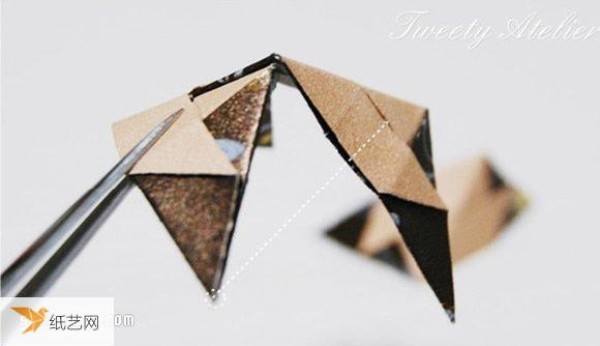 Illustration of how to fold a three-dimensional diamond-shaped origami packaging box or pendant