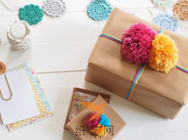 Cute yarn ball gift wrapping and decoration tutorial