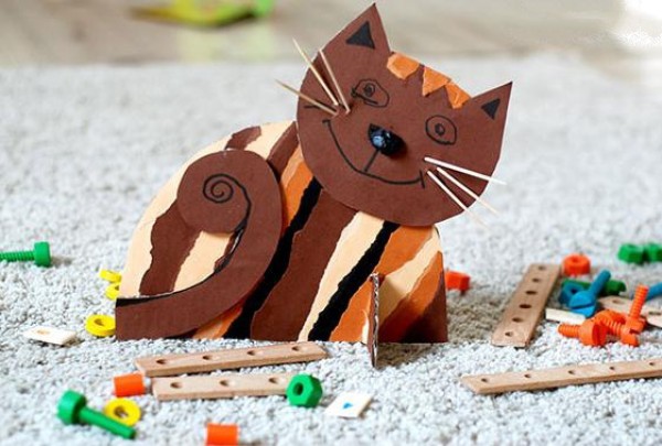 Use cardboard waste to make cute kittens, children’s handicrafts