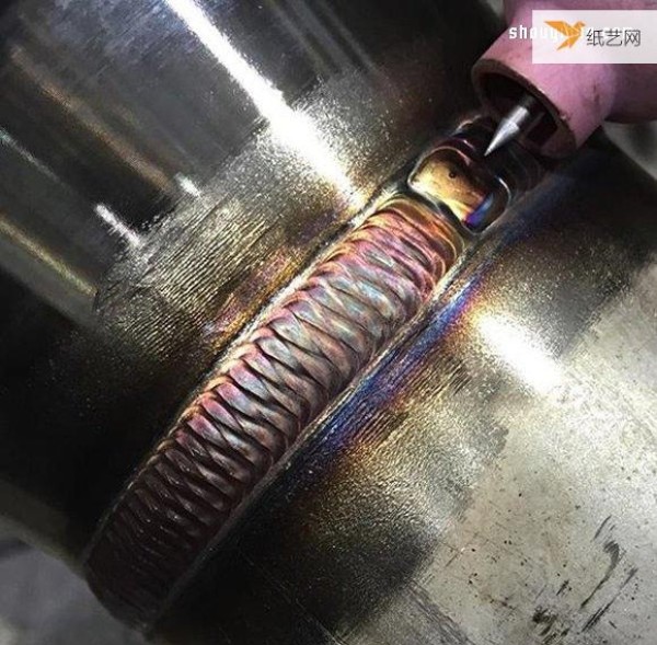 Use welding technology to burn out a magical rainbow on the metal pipe