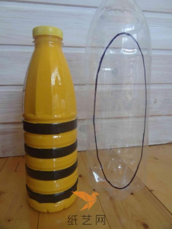 Tutorial on how to make a little bee from a handmade beverage bottle for Children’s Day