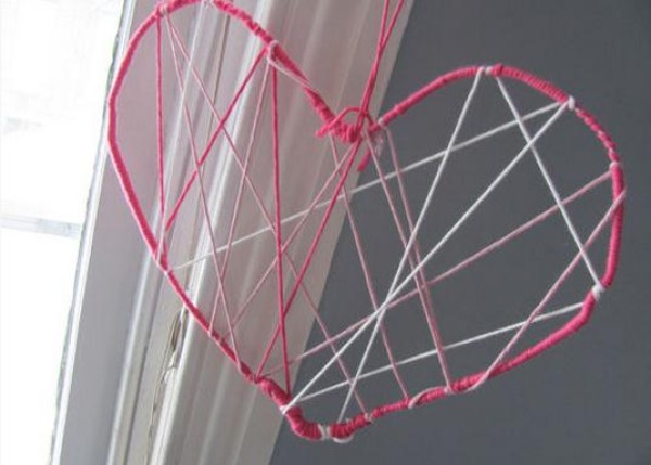 Use old clothes hangers to create beautiful knitted heart-shaped decorations