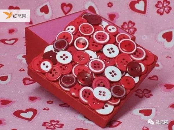 DIY button greeting cards, you can do this with unused buttons at home.