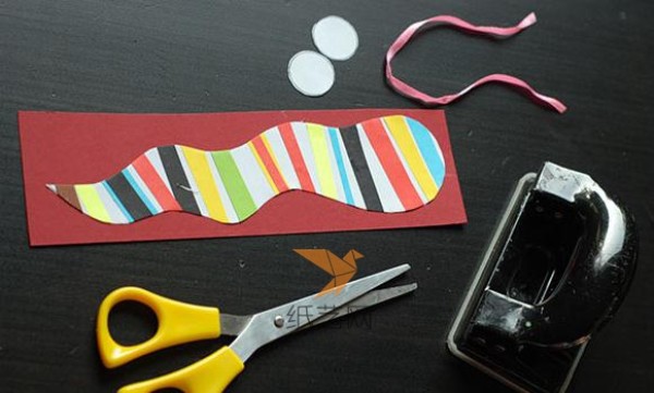 Childrens handmade tutorial on making colorful snake bookmarks