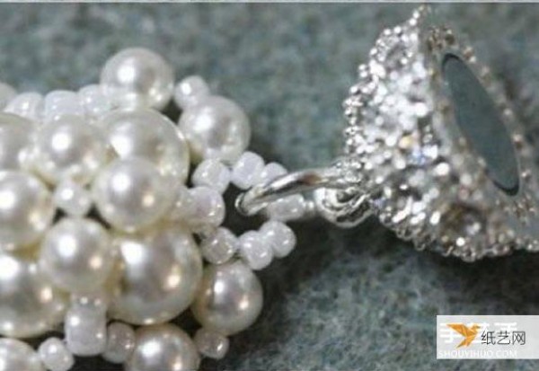 An illustrated tutorial on how to make a particularly beautiful and personalized bridal beaded pearl bracelet.