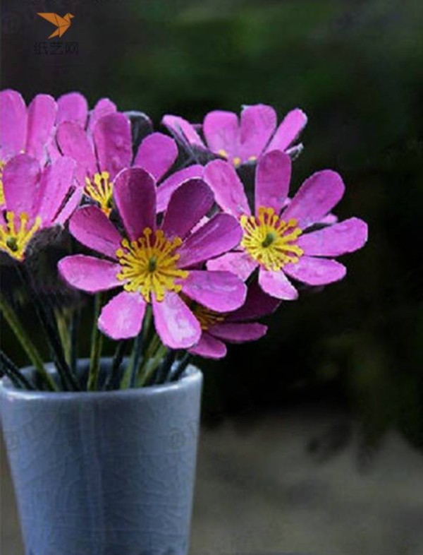 Tutorial on turning waste into treasure: discarded egg cartons are transformed into beautiful blue-eyed chrysanthemums