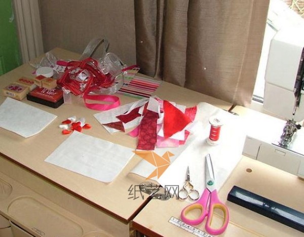 Tutorial on making sweet Valentine’s Day fabric postcards