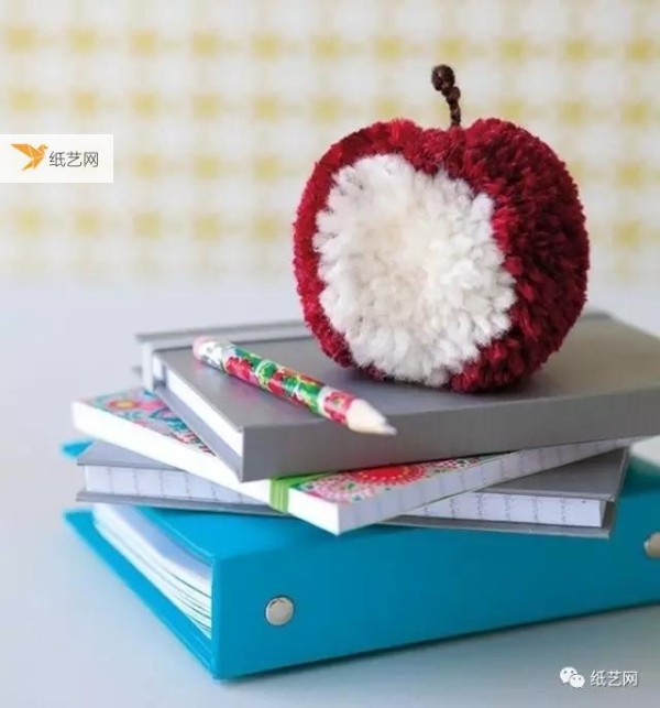 There are so many tutorials on making bag hangings, bookmarks, wind chimes, carpets and decorations made of yarn balls!