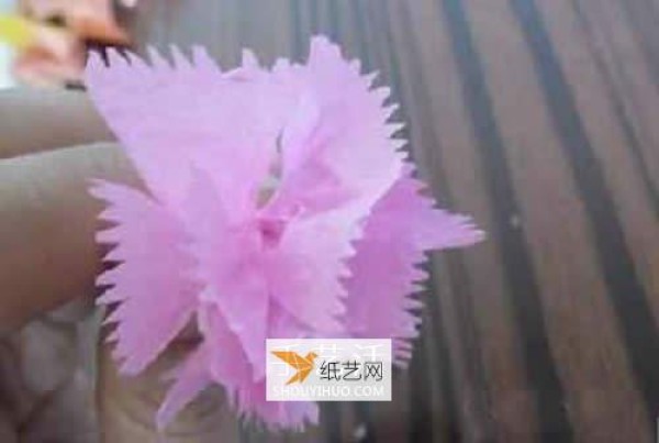 Make hand-rubbed paper carnations to express your respect for Mother’s Day