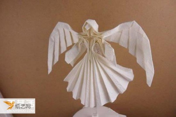 Illustration of the origami method of hand-folding a beautiful three-dimensional angel