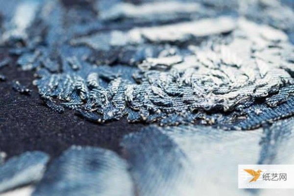 Use old jeans as creative materials to make realistic denim collage pictures