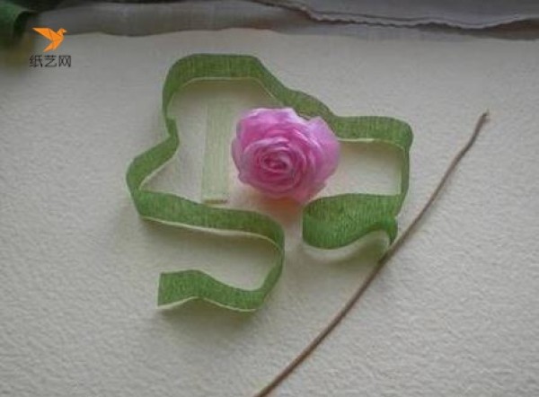 Tutorial on how to make super simple paper roses from crepe paper