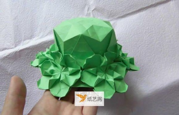 Illustration of how to fold a beautiful straw hat using origami