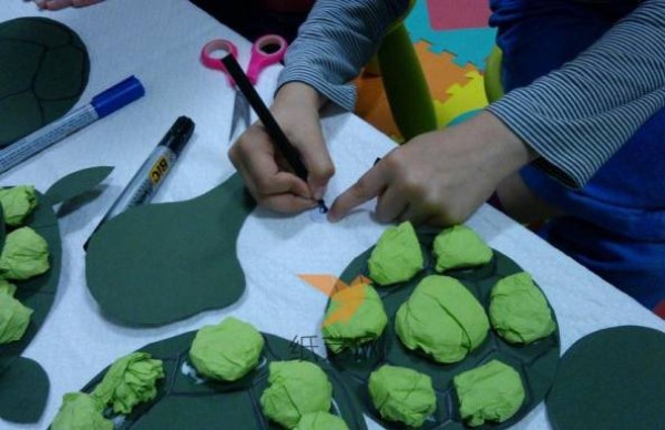 Childrens handicraft class to make small turtle paper art tutorial