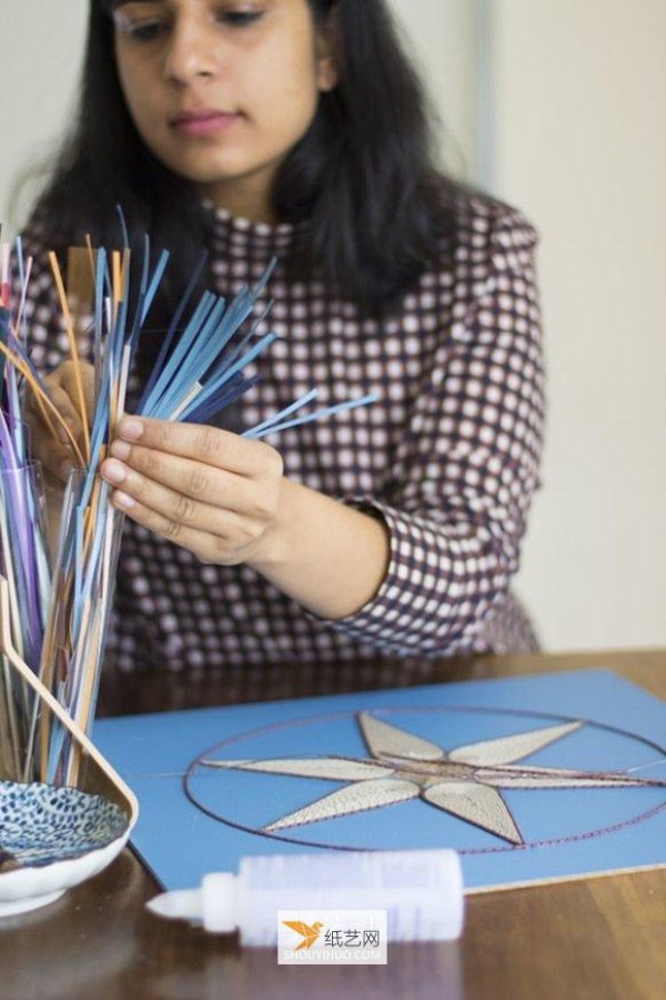 Meditate together while looking at the interlaced geometric paper works