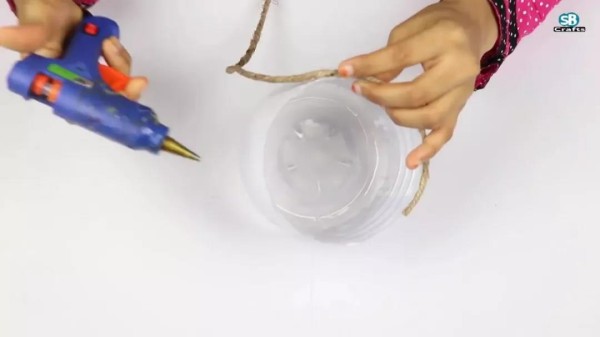 Turning waste into treasure! You can make a beautiful flower basket with a drink bottle and rope (video and illustrated tutorial attached)