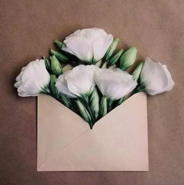 A piece of paper and a few flowers give you the most beautiful love letter