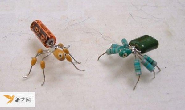 Use circuit board electronic components to turn waste into treasure to hand-make personalized little spiders